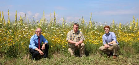 zz sehen sind: Landrat Manfred Müller, Landwirt Richard Schulte und Ansgar Aundrup (Deutscher Jagdverband Berlin) 